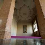 ...introdotto da colonne corinzie rivestite da marmi rosa, conserva sul soffitto preziosi stucchi con volute e motivi barocchi